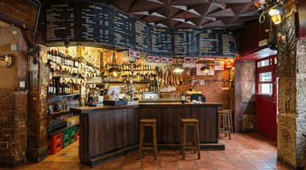 Barra interior del restaurante Matador